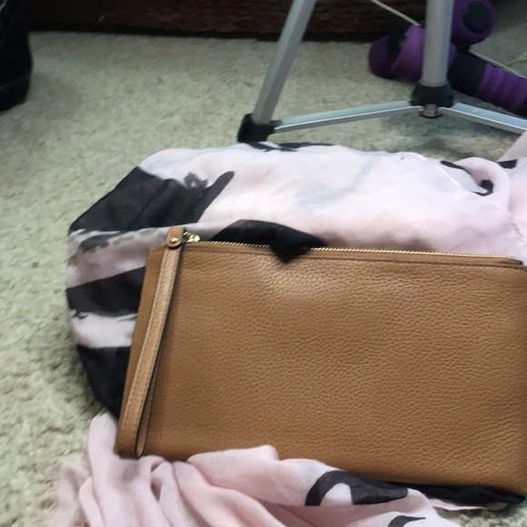 Michael Kors tan wristlet - Picture 3 of 13